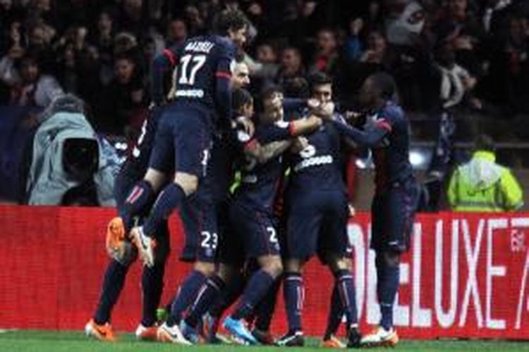 Para pemain Paris Saint-Germain merayakan gol Javier Pastore dalam pertandingan lanjutan Ligue 1 melawan AS Monaco, Minggu atau Senin (10/2/2014) dini hari WIB. 