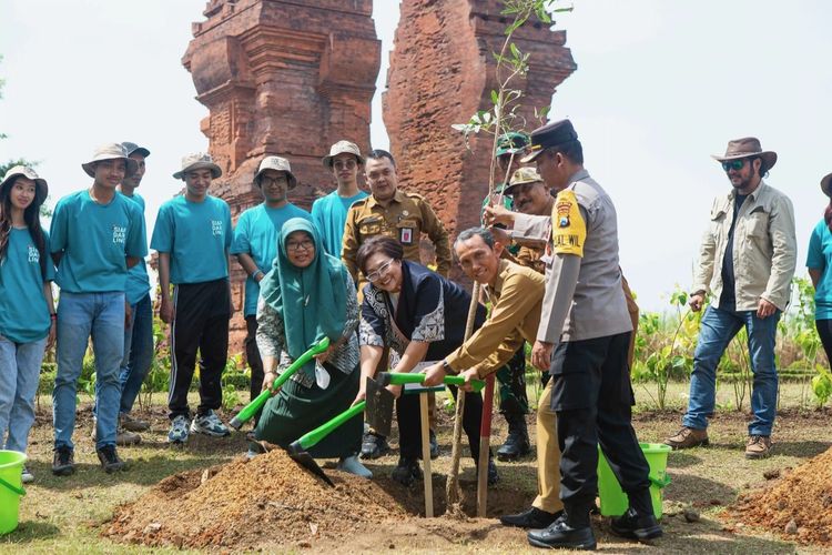 Rayakan semangat nasionalisme pada bulan kemerdekaan Indonesia, Bakti Lingkungan Djarum Foundation (BLDF) melalui gerakan berbasis digital Siap Darling (Siap Sadar Lingkungan) menginisiasi pelestarian alam di Kawasan Cagar Budaya Nasional (KCBN) Trowulan, Mojokerto. Dalam kegiatan penanaman 6.208 bibit di area ini, sebanyak 150 mahasiswa/i dari 46 universitas di Jawa Timur terlibat dalam acara. 