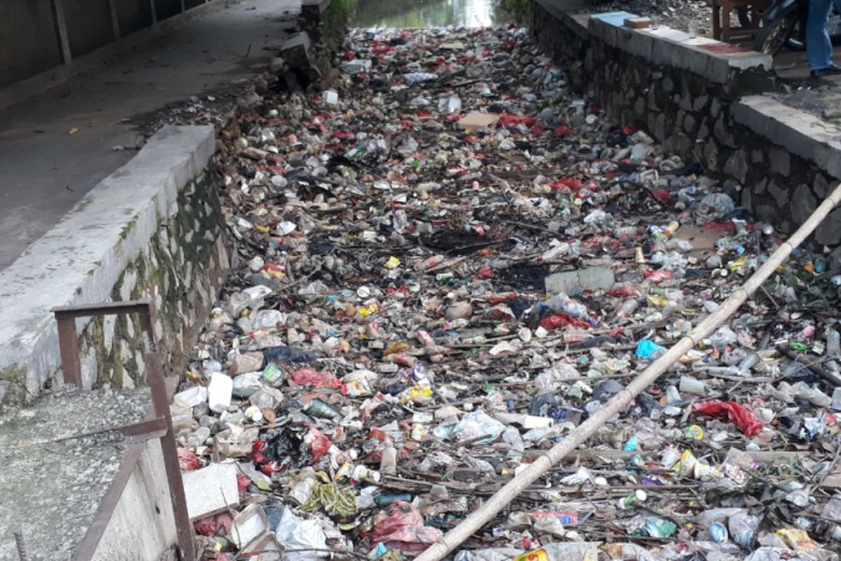 Tampak Kali Pengairan, Desa Setiadarma, Tambun Selatan, Kabupaten Bekasi dipenuhi sampah, Rabub(19/12/2018).