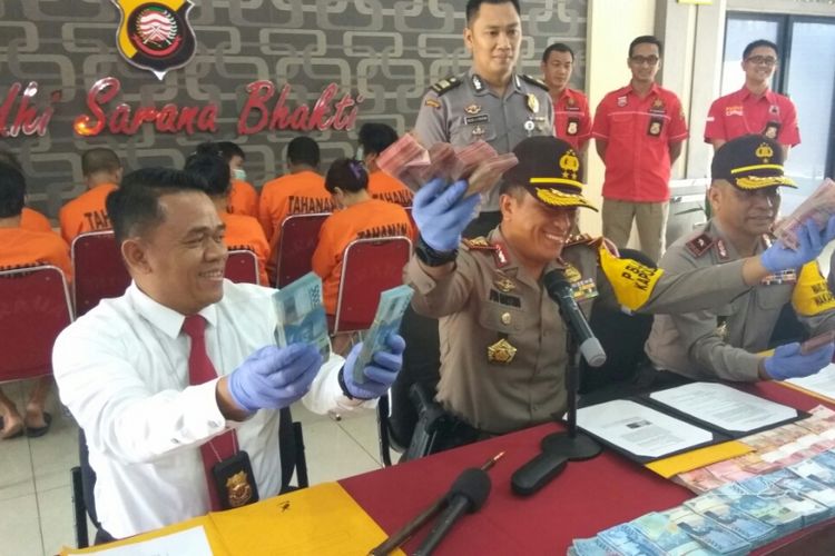 Kapolda Kalbar Irjen Pol Didi Haryono menunjukkan barang bukti saat pengungkapan kasus judi online di Mapolda Kalbar, Senin (16/1/2018).