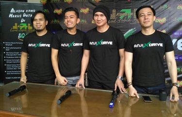 (dari kiri) Para personel DRIVE, Budi, Dygo dan Rizky bersama Anji (kedua kanan) saat jumpa pers Konser Esok Lebih Baik di kawasan Cilandak, Jakarta Selatan, Kamis (31/1/2019).