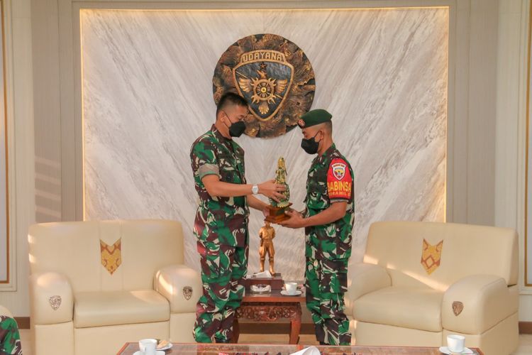 Sertu Suparto saat menerima penghargaan berupa Patung Praja Raksaka dan piagam Pangdam IX/Udayana Mayjen TNI Sonny Aprianto. 
