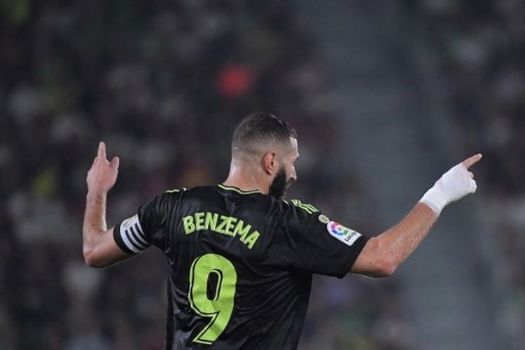 Penyerang Real Madrid, Karim Benzema, mencetak gol dalam pertandingan La Liga melawan Elche di Martinez Valero Stadium, Rabu (19/10/2022).