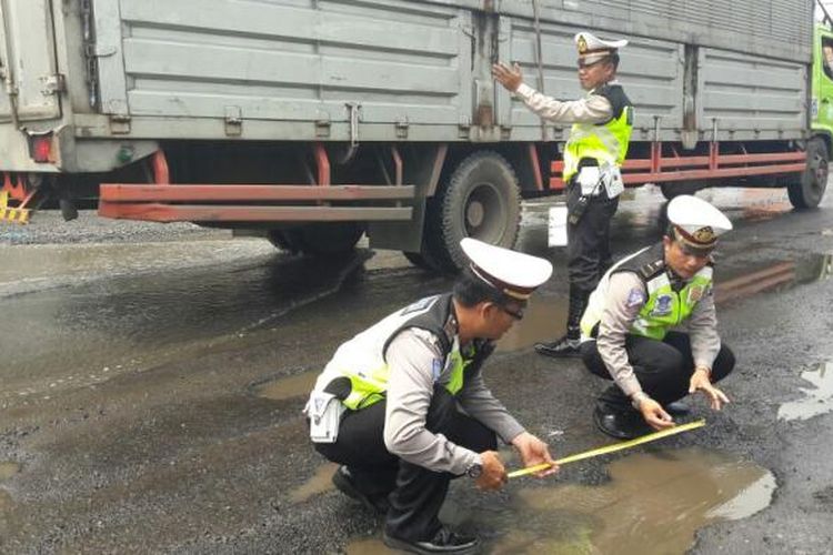 Polisi lalu lintas Polres Probolinggo menghitung dan mengukur lubang di Jalur Pantura Kabupaten Probolinggo.  Ratusan lubang di jalur tersebut membahayakan, jumlahnya banyak dan lubangnya bervariasi. 