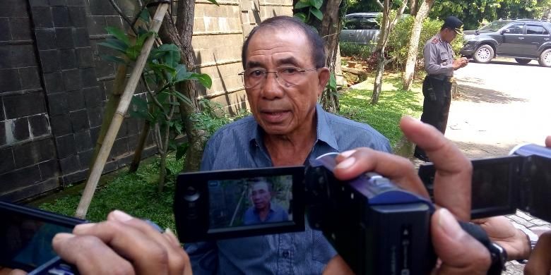 Politisi dari Partai Demokrat Max Sopacua melayat ke rumah duka almarhum Sutan Bhatoegana di Perumahan Vila Duta, Jalan Sipatahunan, Nomor 26, Kota Bogor, Sabtu (19/11/2016).