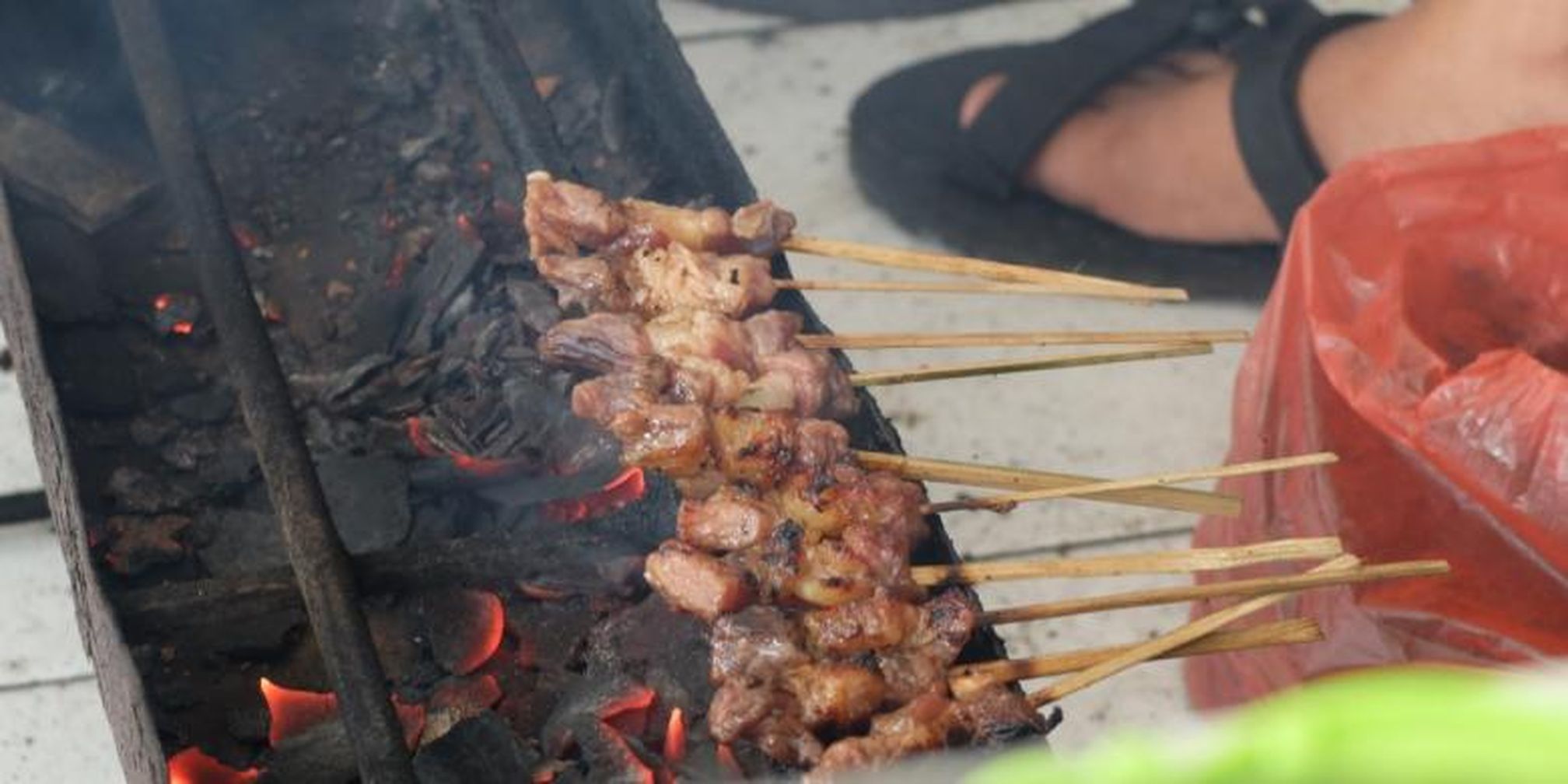 Pembeli harus meracik sendiri bumbu Sate Maranggi yang terdiri dari kecap, garam, bawang merah, serta cabai rawit. Tingkat gurih dan pedas dari bumbu, kita sendiri yang menentukan.