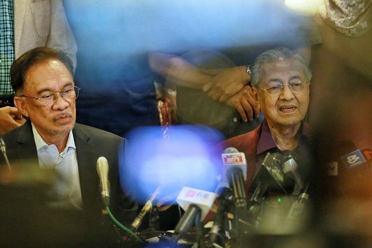 Pemimpin Oposis Malaysia Anwar Ibrahim dan Mantan Perdana Menteri Mahathir Mohamad menghadiri konferensi pers Pakatan Harapan pada 21 Februari 2020 di Yayasan Perdana, Putrajaya.