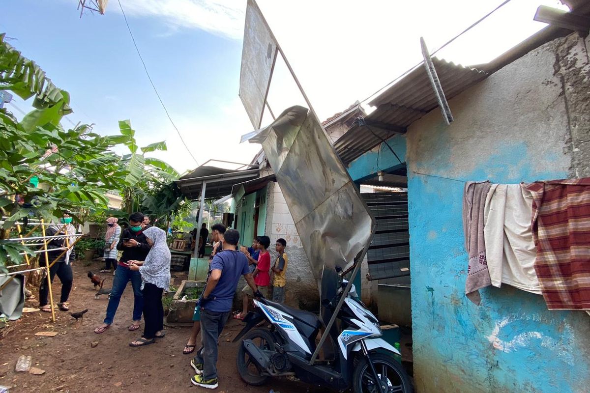 Hujan dan angin kencang pada Minggu (8/11/2020) sekitar pukul 12.00 WIB membuat material papan reklame berupa seng dan baja ringan jatuh menimpa sejumlah rumah warga di Kelurahan Sawah Baru, Ciputat, Tangerang Selatan, Banten.