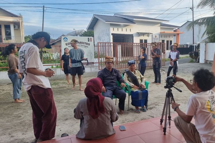Foto: Sri Sultan Saragih dan Raminah Garingging saat melatih anak anak tari di Sanggar Rayantara, Jalan Kesatria, Kelurahan Siopat Suhu, Kecamatan Siantar Timur, Kota Pematangsiantar, Sumatera Utara. 