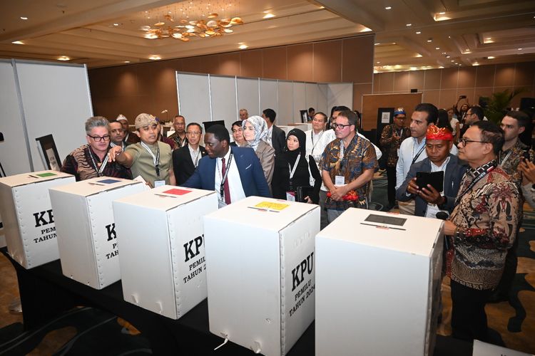 Deputi Bidang Administrasi Sekretariat Jenderal (Setjen) DPR RI Sumariyandono memandu para observer Program Pemantauan Pemilu atau 'Election Visit Program' (EVP) 2024 terkait alur pemilihan di TPS di Denpasar, Bali, Selasa (13/2/2024).