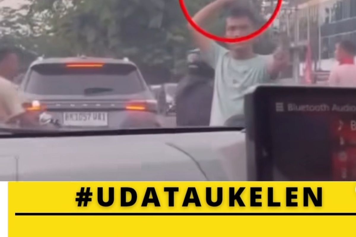 Potongan gambar Pak Ogah bernama Sarman Sinaga (23) memegang batu saat mengatur lalu lintas di Jalan William Iskandar, Kota Medan pada Kamis (7/8/2025). 