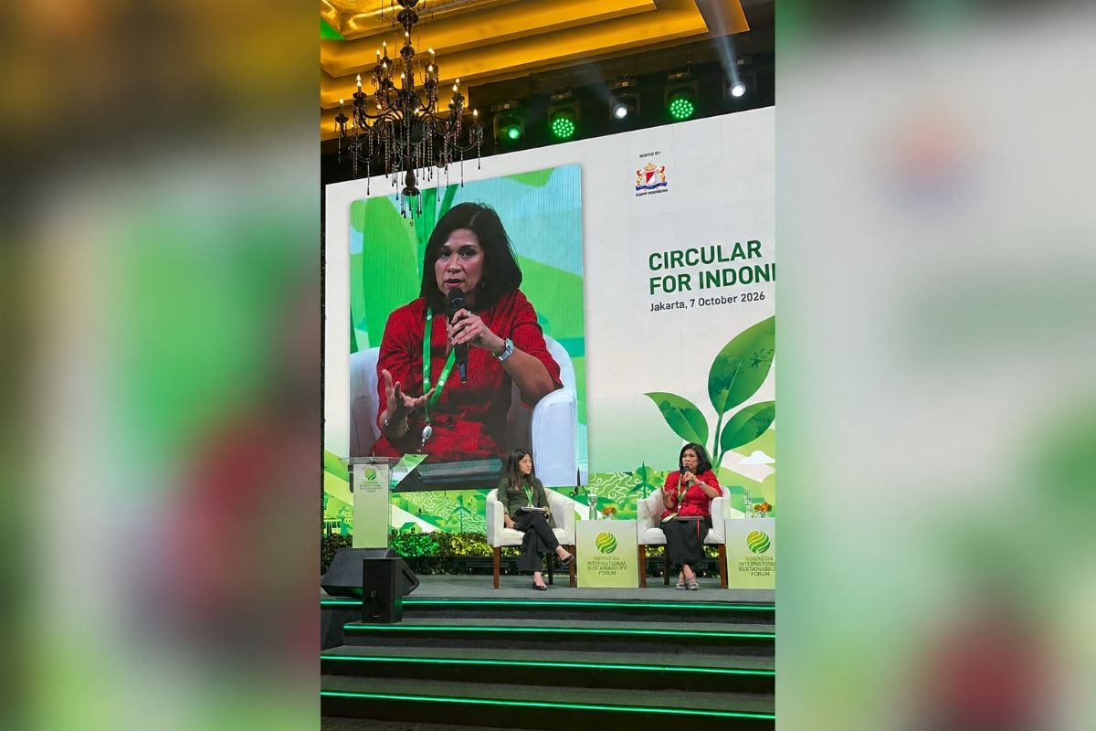Director of Communications, Corporate Affairs and Sustainability Unilever Indonesia Nurdiana Darus saat menyampaikan pandangan mengenai inovasi kemasan dalam ekonomi sirkular.