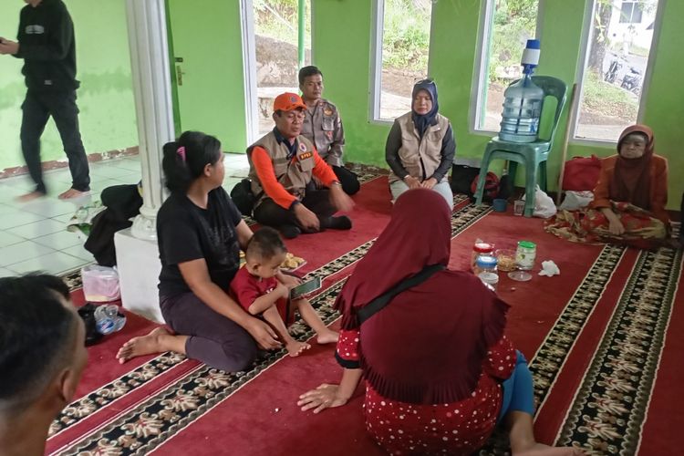 Bencana pergerakkan tanah di Cisalak, Cisarua, Sumedang, Jabar, Minggu (4/5/2025) pagi. 