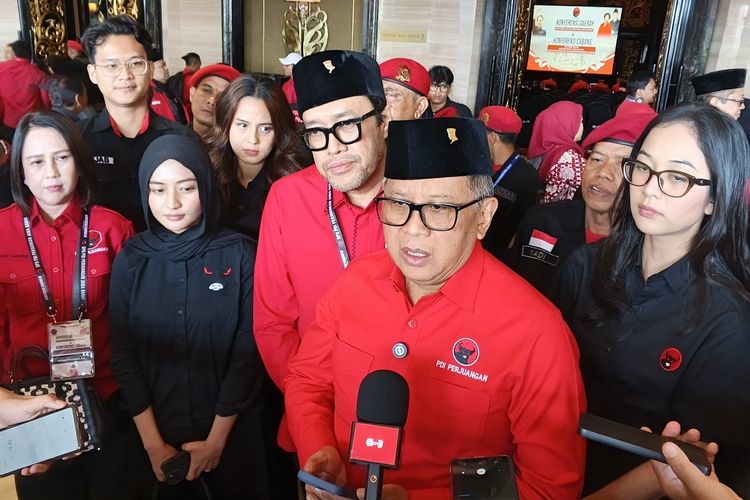 Sekretaris Jenderal Partai Demokrasi Indonesia Perjuangan (Sekjen PDIP) Hasto Kristiyanto saat acara Konferda DPD PDIP Jawa Barat di Trans Hotel, Kota Bandung, Minggu (7/12/2025).