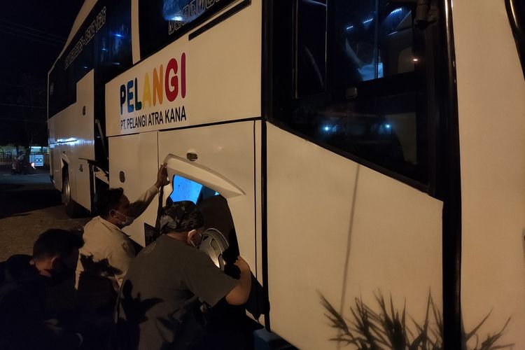 Foto-foto penggerebekan dan penggeledahan Bus Pelangi jurusan Medan-Tasikmalaya yang membawa paket sabu besar seberat 13 kilogram dengan tujuan mengedarkan di wilayah Tasikmalaya, Rabu (16/9/2020) malam.