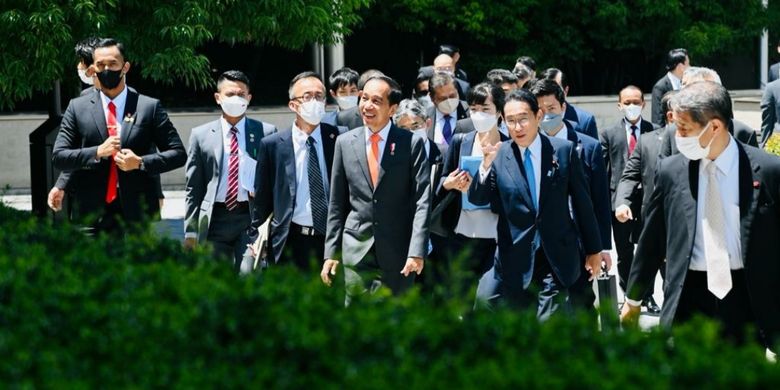Presiden Joko Widodo dan rombongan disambut PM Jepang Fumio Kishida saat tiba di Kantor PM Jepang di Tokyo, Rabu (27/7/2022).