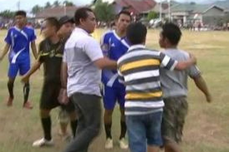Pertandingan sepak bola yang diikuti puluhan tim dari sejumlah kecamatan di lapangan Gaspol Polewali Mandar, Sulawesi Barat diwarnai adu jotos antar-dua pemain.