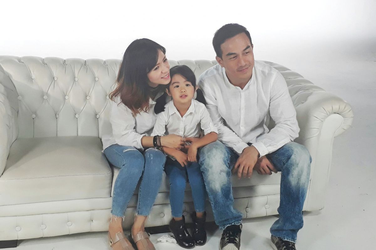 Joe Taslim mengajak istri dan anaknya shooting video klip lagu Suka Hati di Studio Movie One, Tanah Kusir, Jakarta Selatan, Senin (17/4/2017).