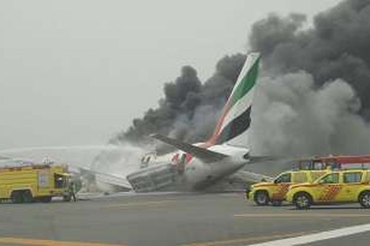 Foto yang beredar di media sosial menyebut pesawat milik maskapai Emirates diselubungi asap setelah melakukan pendaratan darurat di Bandara Internasional Dubai, Rabu (3/8/2016).