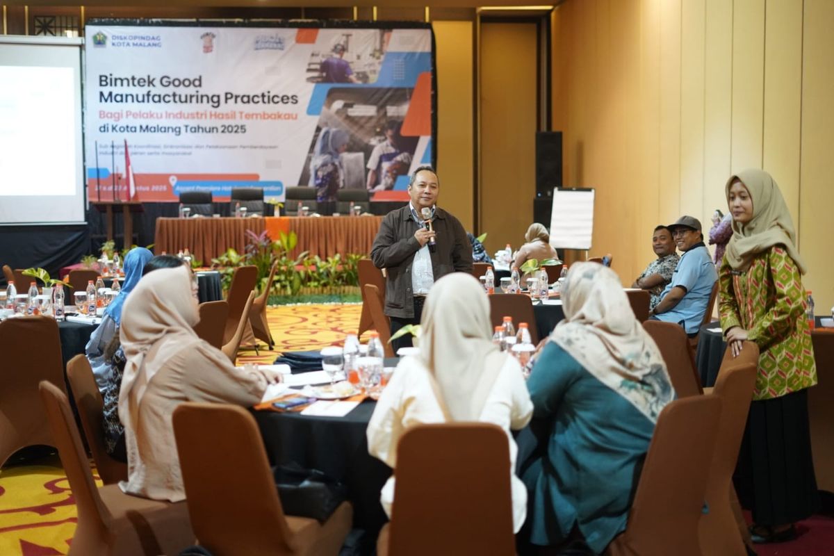 Diskopindag Kota Malang memberikan pembekalan GMP kepada pelaku industri hasil tembakau untuk meningkatkan kualitas, keamanan produk, dan daya saing.