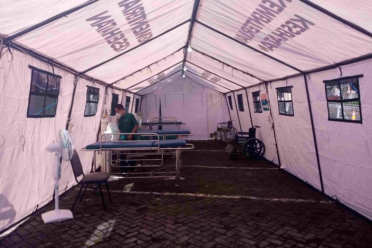 Petugas RSPAW menyiapkan fasilitas di tenda darurat penanganan pasien Covid-19