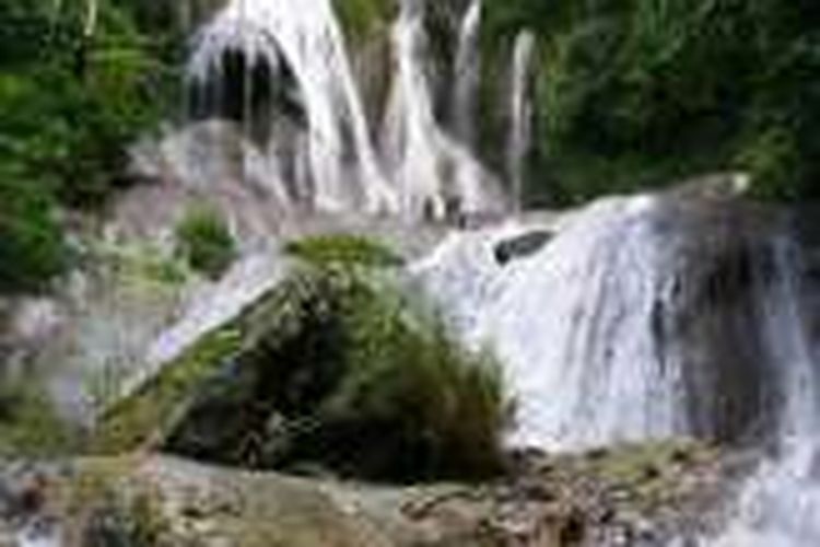 Shower Climbing di Air Terjun Dahlia yang terletak di Sukabumi, Jawa Barat.