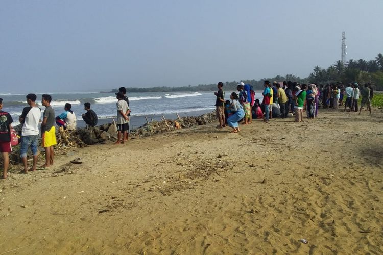 Sebuah kapal yang membawa rombongan dari Institut Pertanian Bogor (IPB) terbalik dan tenggelam di perairan Cikeruh Wetan 2, Kecamatan Cikeusik, Kabupaten Pandeglang, Banten