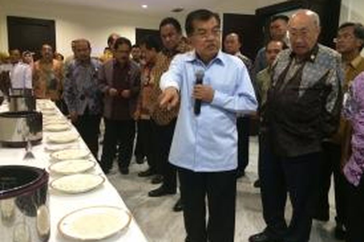 Wakil Presiden Jusuf Kalla saat melakukan eksperimen dengan beras di Kantor Wakil Presiden Jakarta, Jumat (20/3/2015).