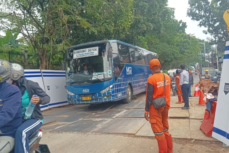 Perbaikan Jalan Ambles di Lenteng Agung Capai 70 Persen, Bus dan Truk Sudah Melintas