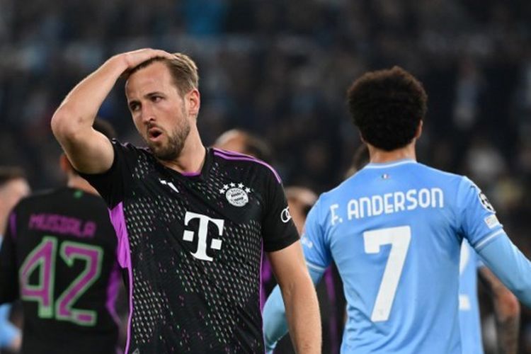 Ekspresi penyerang Bayern Muenchen, Harry Kane, dalam laga melawan Lazio pada leg pertama babak 16 besar Liga Champions 2023-2024 yang digelar di Stadion Olimpico, Roma, pada Rabu (14/2/2024) malam waktu setempat. Bayern kalah 0-1 dan gagal mencetak satu pun tembakan tepat sasaran. (Foto oleh Alberto PIZZOLI / AFP)