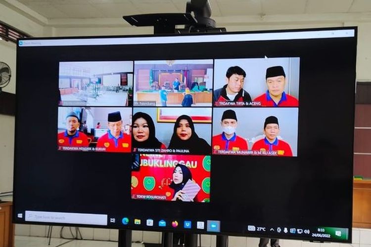 Delapan terdakwa yang telribat kasus korupsi dana hibah Bawaslu Kabupaten Muratara saat menjalani sidang di Pengadilan Negeri Palembang, Rabu (2/11/2022).