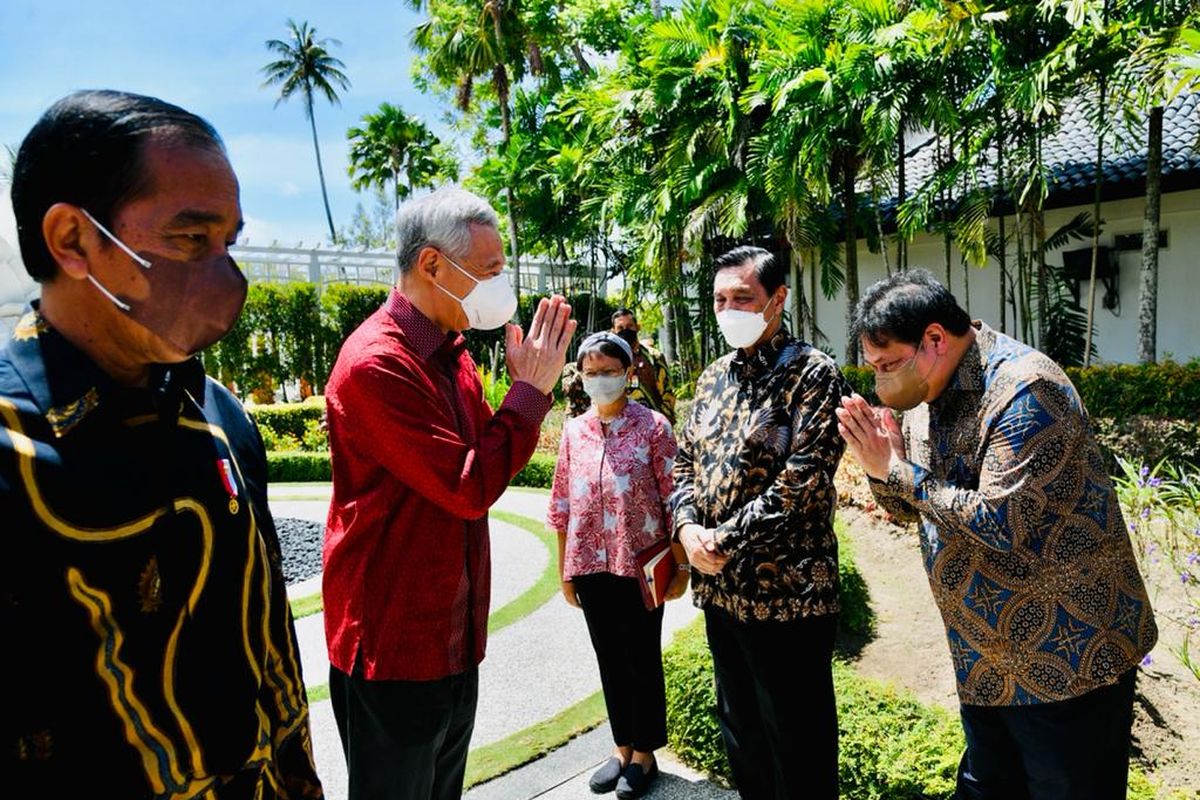 Menko Marves Luhut Binsar Pandjaitan beserta menteri kabinet lainnya menyambut kedatangan Perdana Menteri Singapura Lee Hsien Loong di Bintan, Kepulauan Riau, Selasa (25/1/2022).