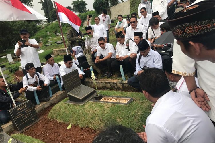 Aktivis yang menamakan diri Rembug Nasional Aktivis 1998 berziarah ke makam empat mahasiswa yang menjadi korban Tragedi Trisakti, di TPU Tanah Kusir, Jakarta Selatan, Minggu (12/5/2019).