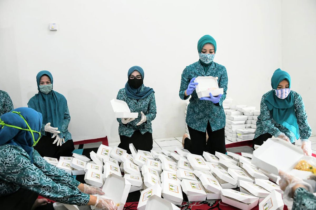 Ketua TP PKK Provinsi Jabar Atalia Ridwan Kamil meninjau operasional dapur umum di Kantor Kelurahan Ciangsana, Kecamatan Gunung Putri, Kabupaten Bogor, Selasa (21/4/2020)
