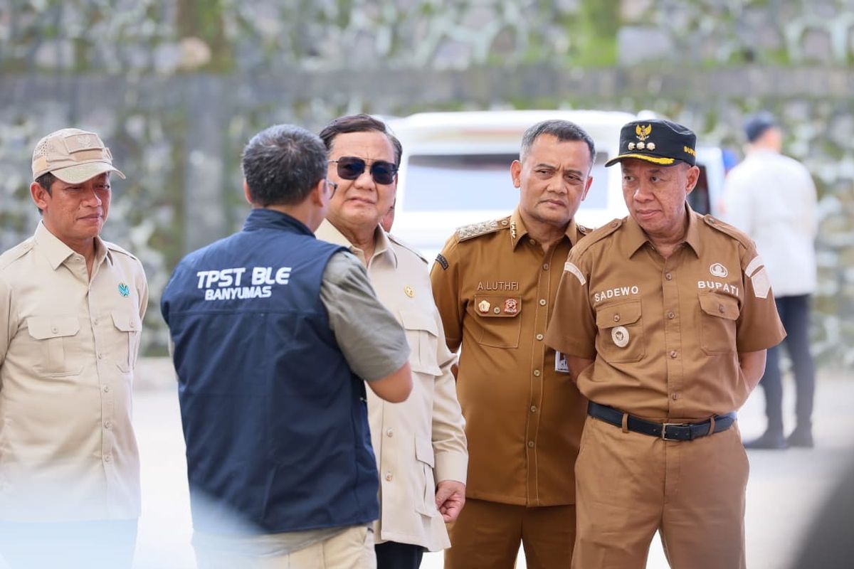 Gubernur Jawa Tengah Ahmad Luthfi mendampingi Presiden Prabowo Subianto mengunjungi Tempat Pengolahan Sampah Terpadu Berbasis Lingkungan dan Edukasi (TPST BLE) di Desa Kaliori, Banyumas, Selasa (28/4/20206). 
