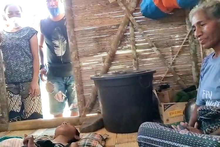 Foto : Mama Elisabeth Gentia sedang menjaga anaknya yang lumpuh di gubuk reyot, tepat di  Desa Heo Puat, Kecamatan Hewokloang, Kabupaten Sikka, NTT, Minggu (12/9/2021).