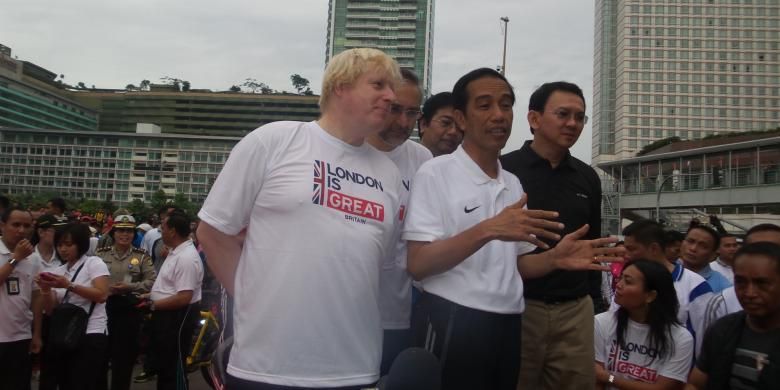 Presiden Joko Widodo (tengah), Wali Kota London Boris Johnson (kiri), dan Gubernur DKI Jakarta Basuki Tjahaja Purnama saat acara serah terima sepeda, di Bundaran HI, Jakarta, Minggu (30/11/2014)