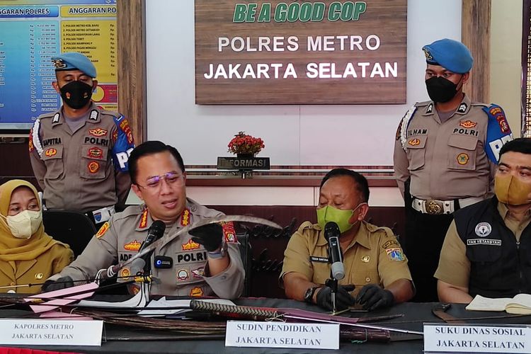 Kepala Seksi Pendidikan Dasar (Dikdas) dan Pendidikan Khusus dan Layanan Khusus (PKLK) Sudin Pendidikan Jakarta Selatan, Teguh Santosa (dua dari kanan), saat menghadiri jumpa pers di Mapolres Metro Jakarta Selatan, Senin (11/9/2023).