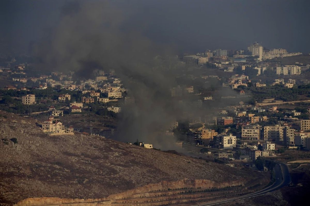 Asap mengepul dari serangan udara Israel di desa Kfar Rouman, terlihat dari kota Marjayoun, Lebanon selatan, Senin (23/9/2024).