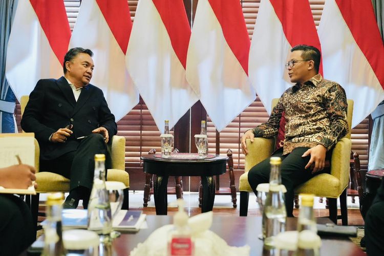 Menteri Luar Negeri RI Sugiono (pakaian batik kanan) berbincang dengan Eks Wamenlu Dino Patti Djalal di Kantor Kemenlu RI, Pejambon, Jakarta Pusat, Rabu (16/7/2025)