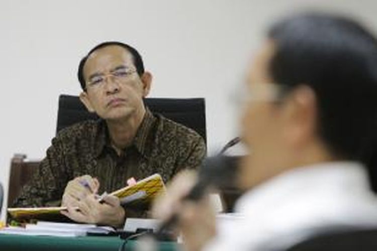 Terdakwa kasus dugaan korupsi penyelenggaraan haji Suryadharma Ali mendengarkan keterangan saksi saat menjalani sidang lanjutan di Pengadilan Tipikor, Jakarta Selatan, Senin (5/10/2015). Jaksa Penuntut Umum menghadirkan empat orang saksi dari Kementerian Agama dalam persidangan tersebut.