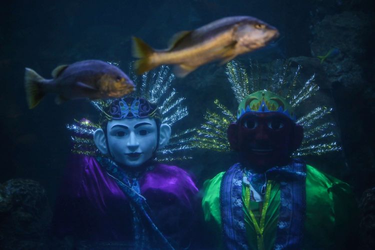 Ondel-ondel Underwater terlihat di akuarium Seaworld, Taman Impian Jaya Ancol, Jakarta Utara, Jumat (22/6/2018). Pertunjukkan spesial yang bernama Ondel-ondel Underwater disiapkan Seaworld Ancol dalam rangka memeriahkan HUT DKI Jakarta yang memasuki usia ke-491.