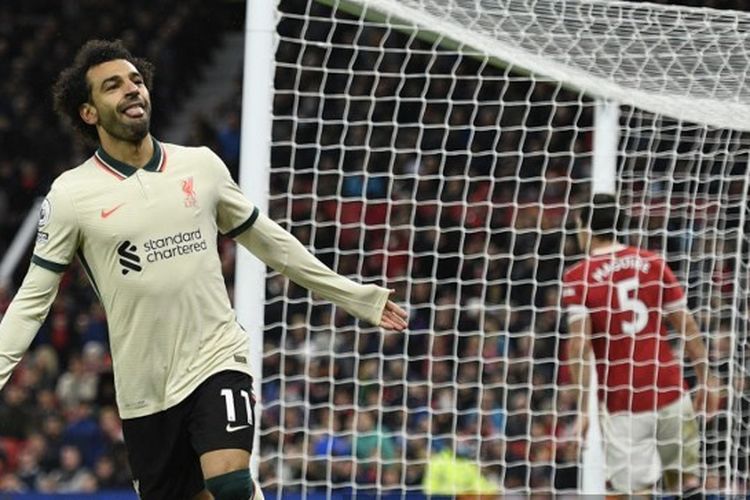 Penyerang sayap Liverpool, Mohamed Salah, berselebrasi usai mencetak gol ke gawang Man United pada pekan kesembilan Liga Inggris 2021-2022.