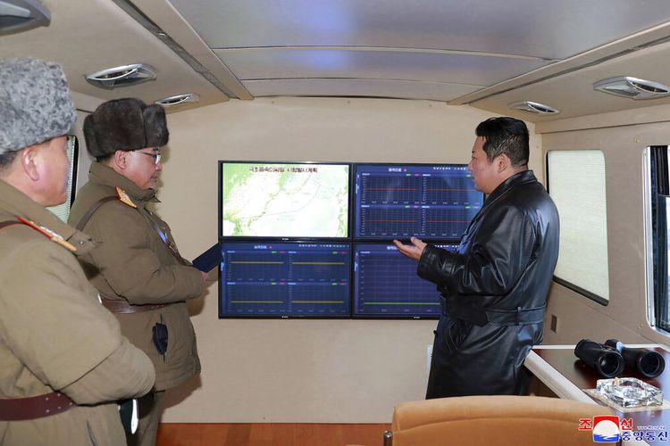 Foto yang disediakan oleh pemerintah Korea Utara ini menunjukkan pemimpin Korea Utara Kim Jong Un, kanan, melihat monitor sebagai uji peluncuran rudal pada 11 Januari 2022 di Korea Utara. 