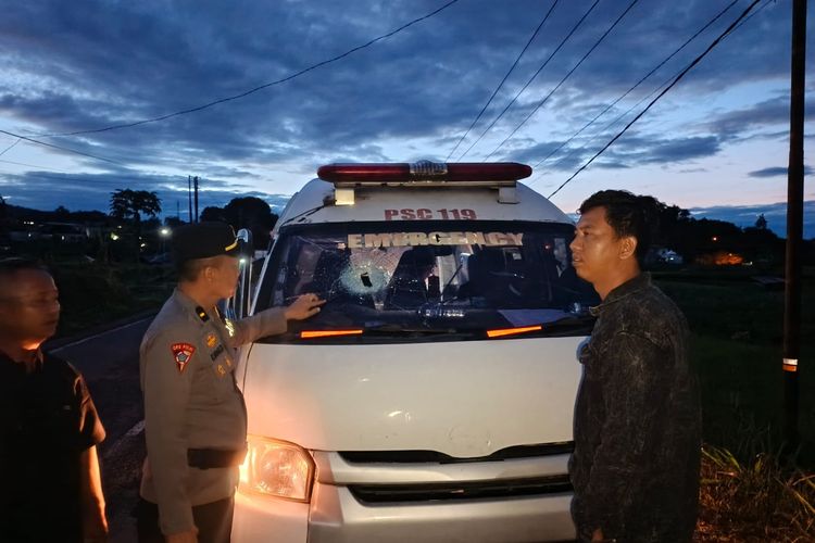 Ambulans Membawa Jenazah Dilempar Batu di Padang Panjang, Polisi Buru Pelaku
