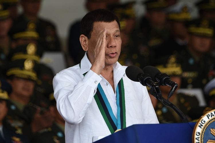 Presiden Filipina Rodrigo Duterte memberi hormat usai pidato dalam rangka ulang tahun militer, pada Desember 2017.