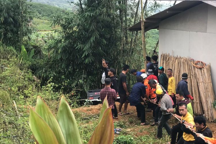 Petugas dan warga mengevakuasi pikap yang mengalami kecelakaan di Blok Werkit Dusun Cimara Desa Cibeureum Kecamatan Sukamantri, Kabupaten Ciamis, Senin (8/8/2022).