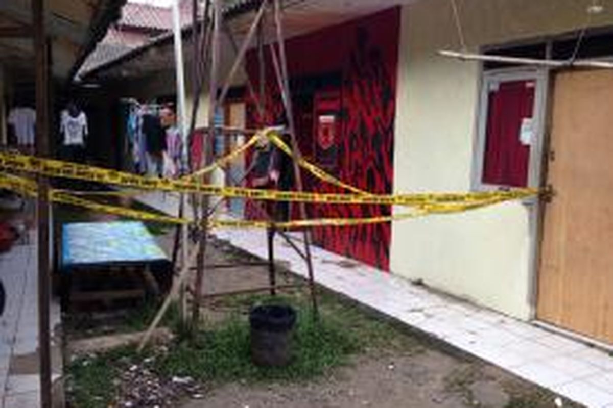 Kondisi kosan di dekat kamar ditemukannya mayat Citra Khairiyah Iklas di Jalan Kemiri Raya, Pondok Cabe Udik, Pamulang, Tangerang Selatan, Sabtu (27/6/2015) sudah dipasang garis polisi. 