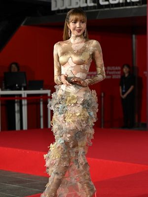 Lisa Blackpink menghadiri opening Busan International Film Festival 2025 di Busan Cinema Center, Busan, Korea Selatan, pada Rabu (17/9/2025).