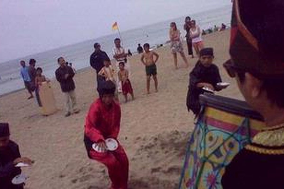 Warga Bali keturunan Minang menampilkan kesenian tari piring di pantai Kuta, Bali, minggu (31/10/2010) untuk menarik minat wisatawan asing menyumbang dana bagi korban bencana di mentawai dan Merapi.